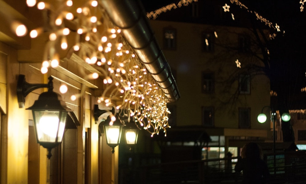 Hoe bevestig je kerstverlichting?