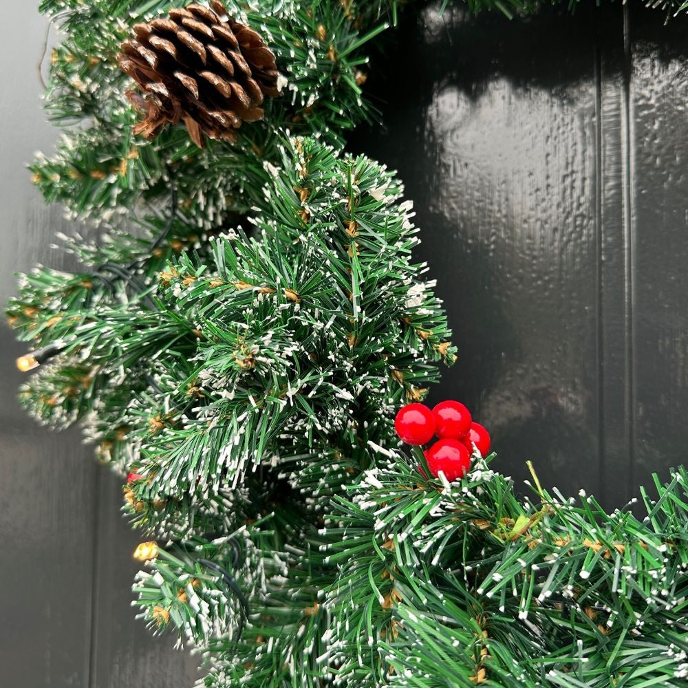 Creston kerstkrans incl. besjes en dennenappels | groen met bevroren details | 45cm