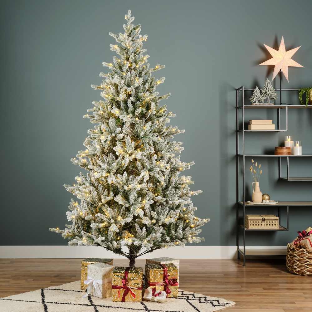 Allison Pine Snowy kunstkerstboom 240xø152cm | wit/met sneeuw met 560 LED lampjes
