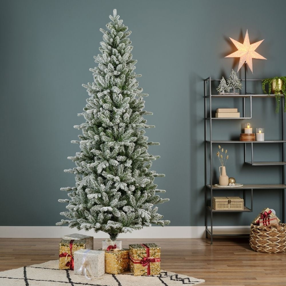 Killington Fir kunstkerstboom smal 210xø103cm | wit/met sneeuw