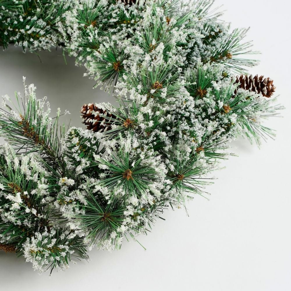 Vandans twee kerstguirlandes + krans 180xø60cm | bevroren details & dennenappels