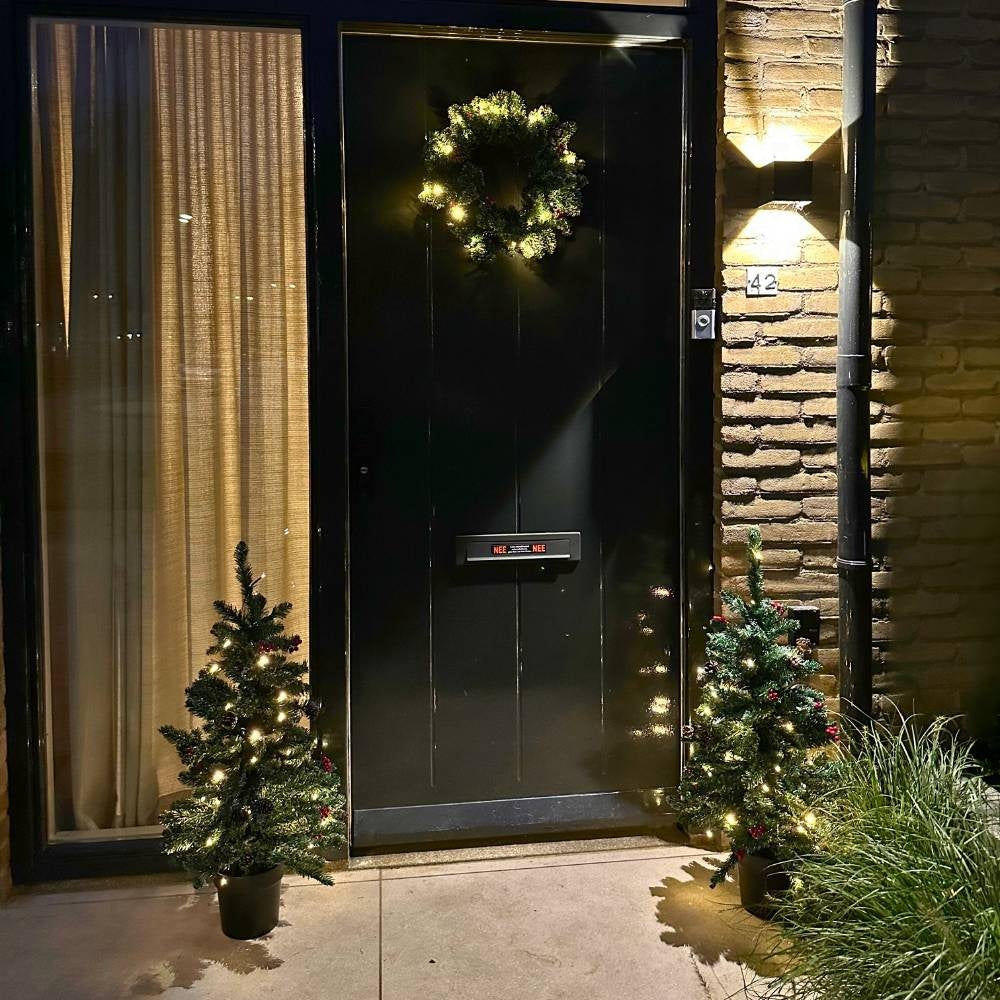 Creston twee kerstboompjes + krans 90xø45cm | groen met 85 LED lampjes  | set van 3 | voordeur versiering